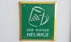 Foto eines Schildes des Wiener Heurigen